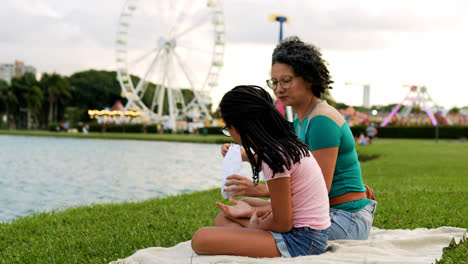 Mujer-Y-Niña-Haciendo-Un-Picnic-Y-Comiendo-Palomitas-De-Maíz